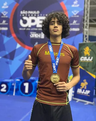 Francisco Retamozo Montesinos con medalla de oro en el São Paulo International Open