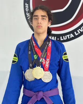 Francisco Retamozo Montesinos, competidor, cinturón morado, con medallas